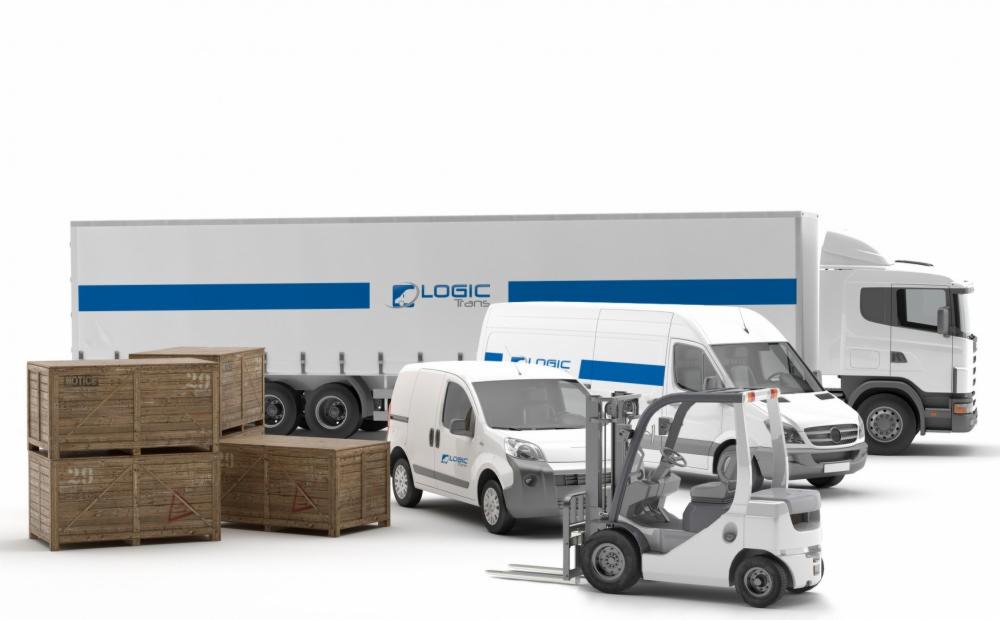 Flota transportowa: ciężarówka z naczepą, dwa busy dostawcze i wózek widłowy, wszystkie w kolorze białym z niebieskimi akcentami logo, oraz drewniane skrzynie w lewym dolnym rogu.