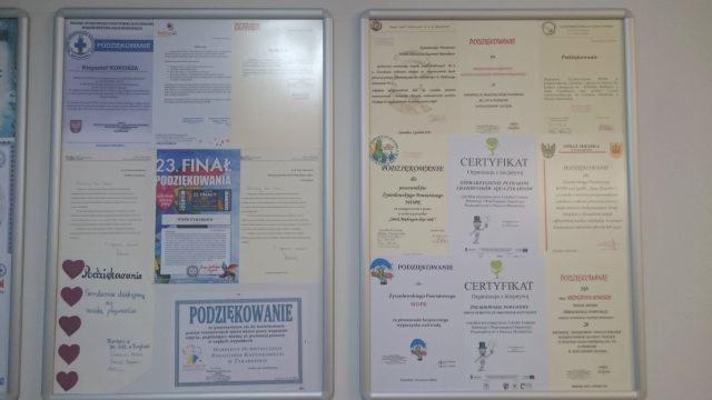 Dwie tablice korkowe, na których przypięte są dyplomy, podziękowania i certyfikaty związane z edukacją i szkoleniami, w tym z zakresu pomocy przedmedycznej.