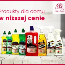 Zestaw butelek z płynami do mycia naczyń, uniwersalnym i do szyb, ustawionych na blacie, z napisem 'Produkty dla domu w niższej cenie' i logo producenta Barrbarra w tle.