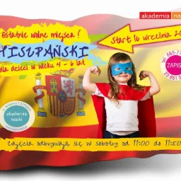 Plakat reklamowy z dziewczynką w masce i pelerynie na tle hiszpańskiej flagi, promujący zajęcia dla dzieci w wieku 4-6 lat, z informacją o starcie 16 września 2017 i numerami telefonu do zapisów.