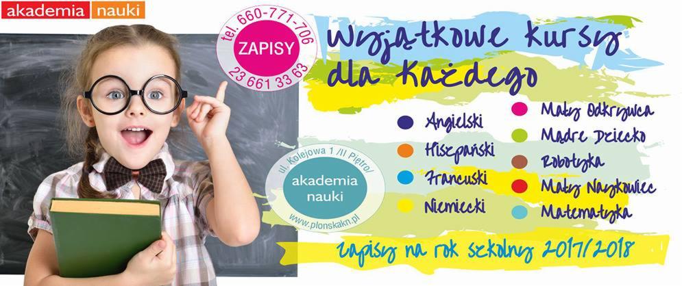 Dziewczynka w okularach i muszce trzymająca zieloną książkę, na tle tablicy i reklamy szkoły językowej z ofertą kursów, w tym angielskiego, hiszpańskiego, niemieckiego i rosyjskiego oraz zajęć...