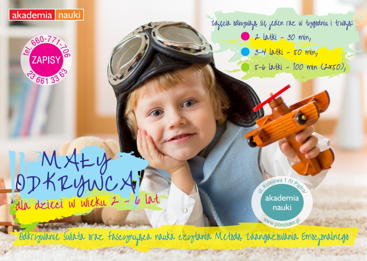 Uśmiechnięty chłopiec w czapce pilota i goglach trzyma drewniany model samolotu na tle reklamy zajęć dla dzieci w wieku 2-6 lat, z informacjami o czasie trwania zajęć i logo 'Akademia Nauki'.