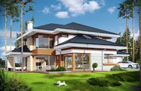 Dwupiętrowy dom jednorodzinny z płaskim dachem i białymi ścianami, otoczony zielonym trawnikiem i drzewami. Na trawniku widoczna mała, biała figurka psa. Zaparkowany samochód w tle.