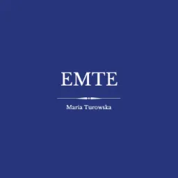 Logo firmy EMTE Maria Turowska na ciemnoniebieskim tle.