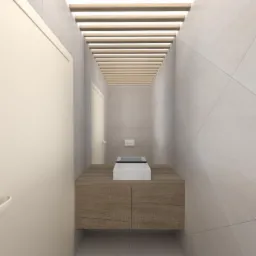 Wizualizacja wąskiej łazienki z drewnianą szafką pod umywalką, oświetleniem sufitowym z drewnianych listew i neutralnymi płytkami na ścianach.