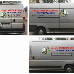 Srebrny bus z czerwonym napisem 'usługi TRANSPORTOWE PRZEPROWADZKI', numerem telefonu i adresem e-mail, widziany z tyłu i z boku.