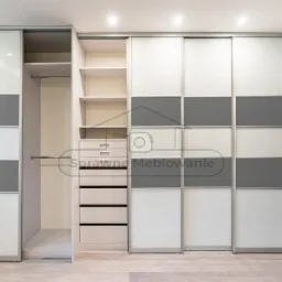 Zabudowa całej ściany w bloku