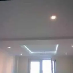 Sufit podwieszany z oświetleniem LED w kształcie kwadratu, widok z dołu, pomieszczenie w trakcie wykańczania, Łęczna.