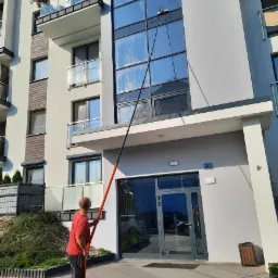 Mycie okien do 14 m wysokości bez podnośnika.