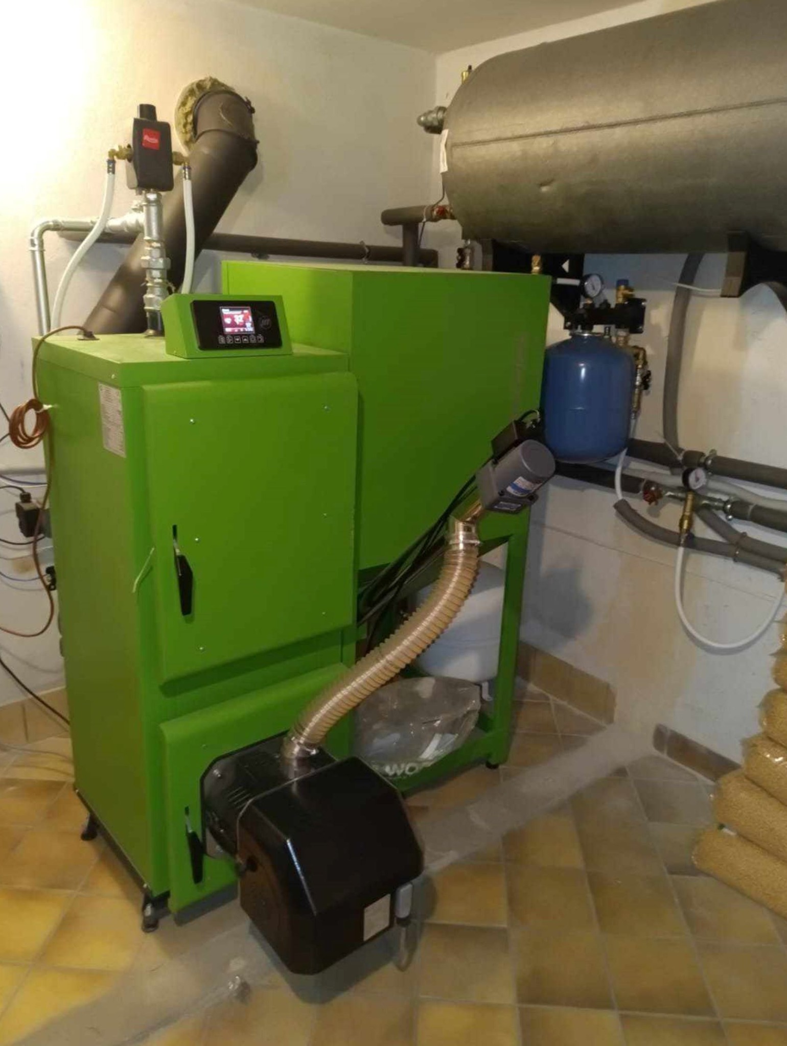 Kotłownia co/cwu z kotłem peletowym.