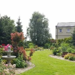 Kwitnący ogród w stylu wiejskim.