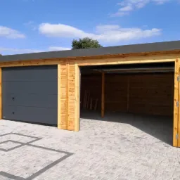Nowoczesny, drewniany garaż dwustanowiskowy z szarą bramą segmentową po lewej i otwartą przestrzenią po prawej, na tle kostki brukowej i błękitnego nieba.