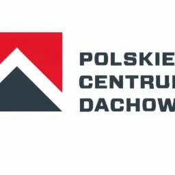 Logo firmy 'Polskie Centrum Dachowe' z abstrakcyjnym symbolem dachu w kolorach czerwonym i grafitowym.