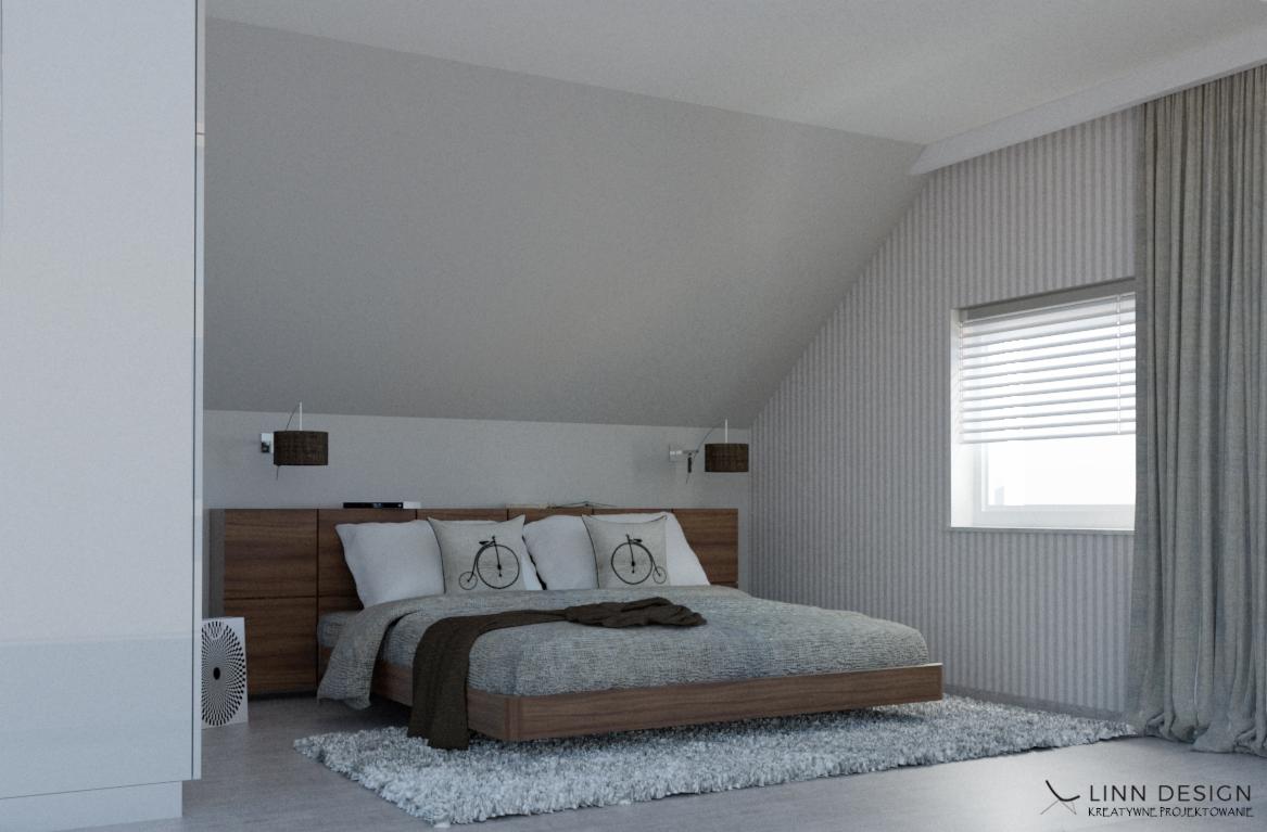 Minimalistyczna sypialnia na poddaszu z drewnianym łóżkiem, białymi poduszkami z motywem roweru, szarym dywanem shaggy i zasłonami w pionowe pasy.