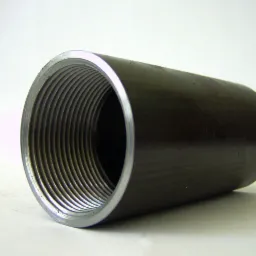 Metalowa tuleja z gwintem wewnętrznym, widoczna faktura powierzchni i precyzyjne wykonanie gwintu.