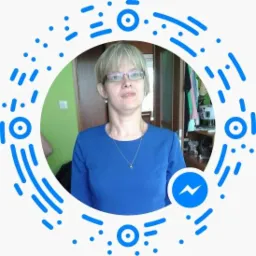 Portret kobiety w okularach i niebieskiej bluzce, otoczony dekoracyjnym, niebieskim obramowaniem z logo komunikatora.
