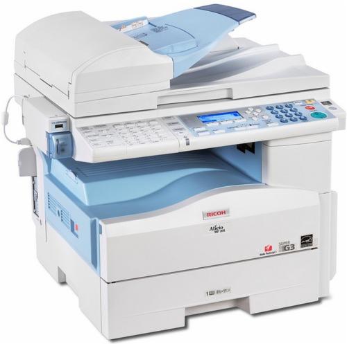 Biała kserokopiarka Ricoh Aficio MP 201 z niebieskimi akcentami, widok z przodu na białym tle.