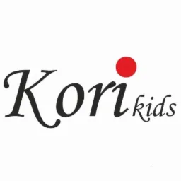 Logo firmy Kori Kids z czerwonym okręgiem nad literą 'i'.