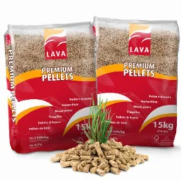 Dwa worki premium pelletu marki Lava, ustawione obok siebie, z małą kupką pelletu i źdźbłami trawy na pierwszym planie, na białym tle.