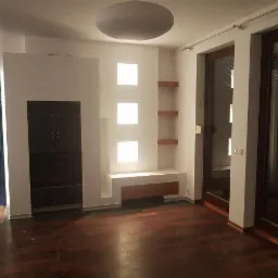 Wnętrze pokoju z ciemną drewnianą podłogą, białymi ścianami z wnękami oświetlonymi od tyłu, wbudowanym czarnym kominkiem i brązowymi drewnianymi ramami okiennymi.