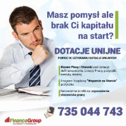 Zamyślony mężczyzna w koszuli i krawacie, oparty brodą na dłoni, obok laptopa i notatnika, na tle reklamy z napisem 'Dotacje unijne' i informacjami o pomocy w uzyskaniu dotacji oraz numerem telefonu.