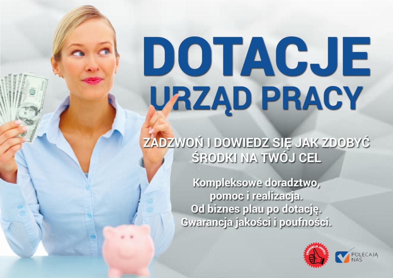 Uśmiechnięta blondynka w błękitnej koszuli trzymająca plik banknotów dolarowych, wskazująca palcem w górę, obok różowej świnki skarbonki, na tle napisu 'DOTACJE URZĄD PRACY' i haseł reklamowych.