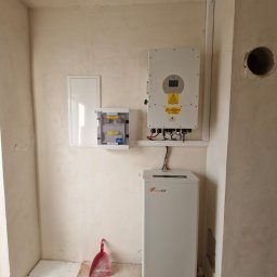 Tradycyjna juz instalacjia fotowoltaiczna o mocy 10 kWz magazynem energii o pojemności 15 kWh oraz zasilaniem awaryjny, 
