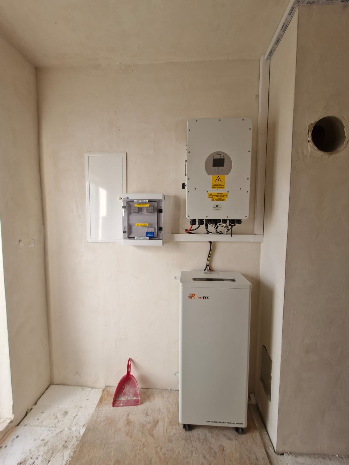 Tradycyjna juz instalacjia fotowoltaiczna o mocy 10 kWz magazynem energii o pojemności 15 kWh oraz zasilaniem awaryjny,