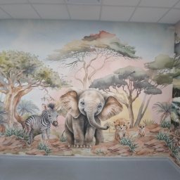 MJP Mateusz Wolny - Ręcznie malowana ściana w pokoju dziecięcym z motywem afrykańskiej sawanny, przedstawiająca słonia, zebrę, geparda i surykatkę na tle drzew i skał.