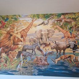 MJP Mateusz Wolny - Fototapeta na ścianie przedstawiająca afrykańską sawannę z lwami, słoniami, żyrafami, zebrą, nosorożcem, hipopotamem i innymi zwierzętami.