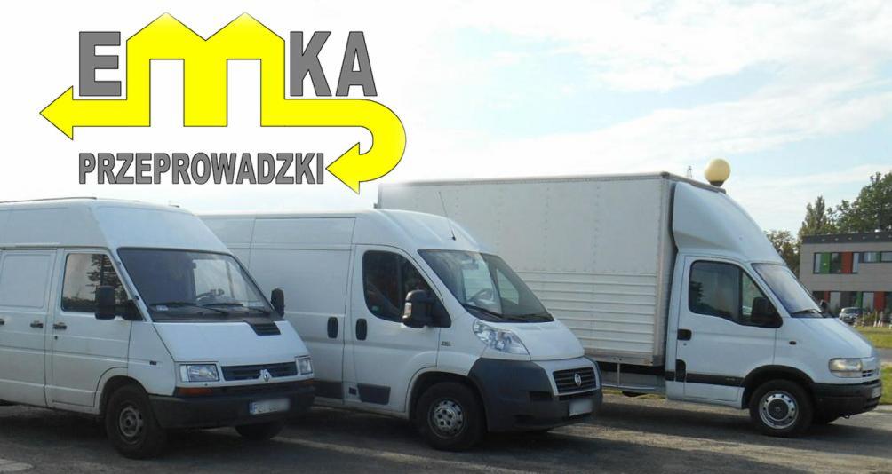 Trzy białe busy transportowe różnych marek stojące obok siebie, z logiem firmy na pierwszym planie z napisem 'EMKA Przeprowadzki' i strzałkami.