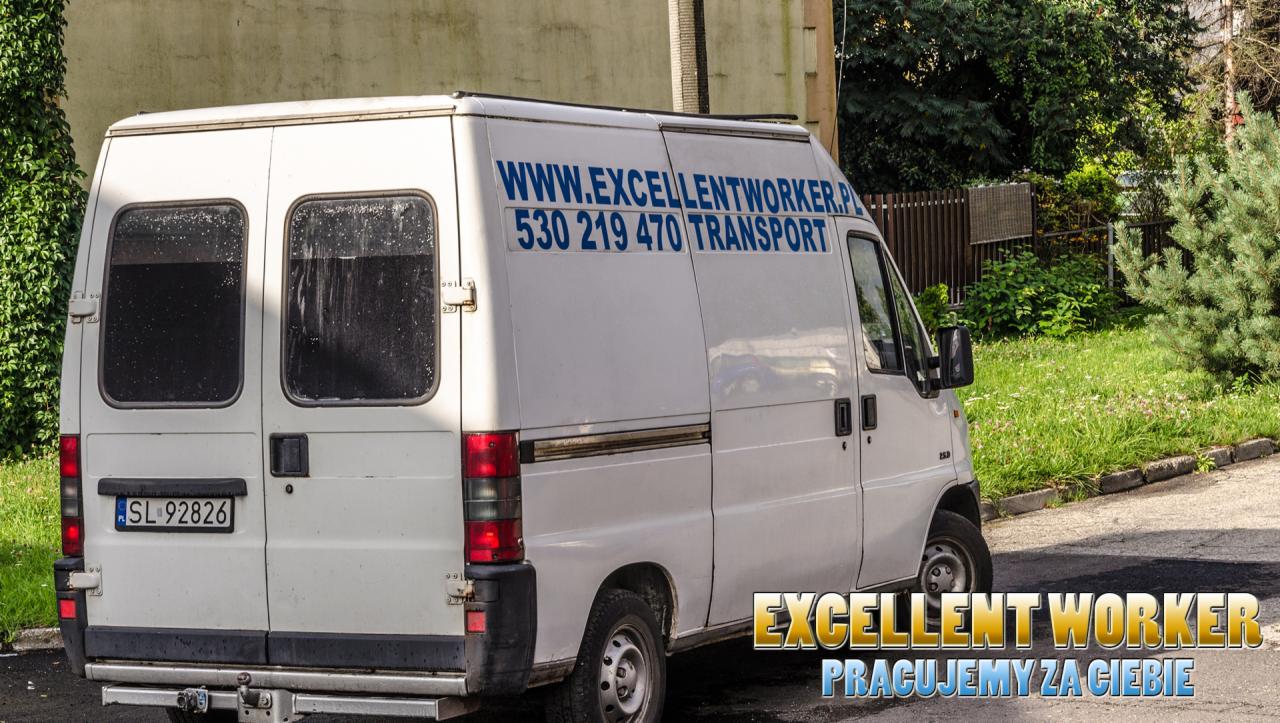 Biały bus transportowy firmy Excellent Worker z numerem telefonu i adresem strony internetowej, zaparkowany na tle zieleni.