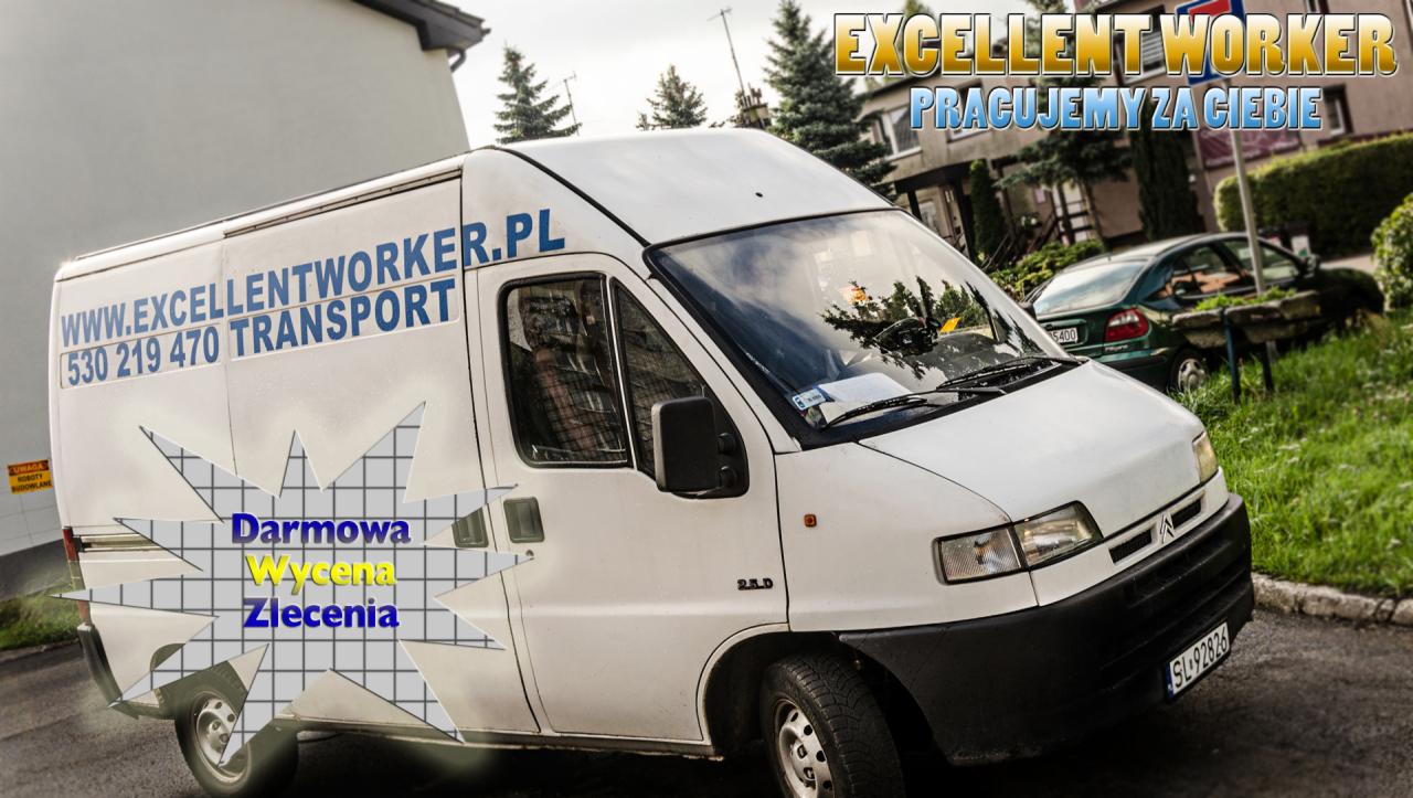Biały bus z reklamą firmy transportowej Excellent Worker, z numerem telefonu, adresem strony internetowej i hasłem reklamowym 'Pracujemy za Ciebie' na tle zieleni i budynków.