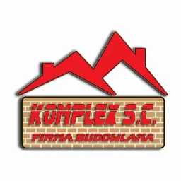 Logo firmy budowlanej Kompleks S.C. z czerwonym dachem i napisem na tle cegieł.