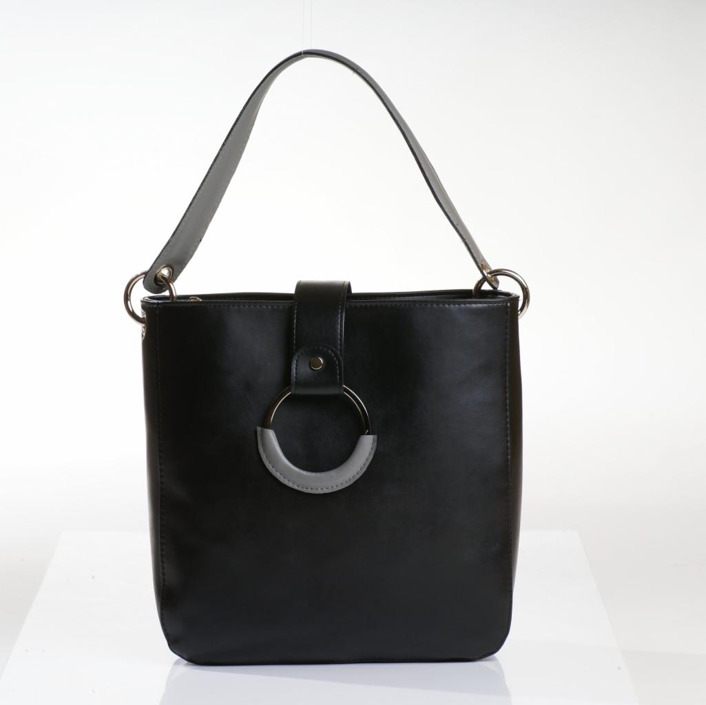 Czarna, kwadratowa torebka z okrągłym, szarym uchwytem i szarym paskiem na białym tle.