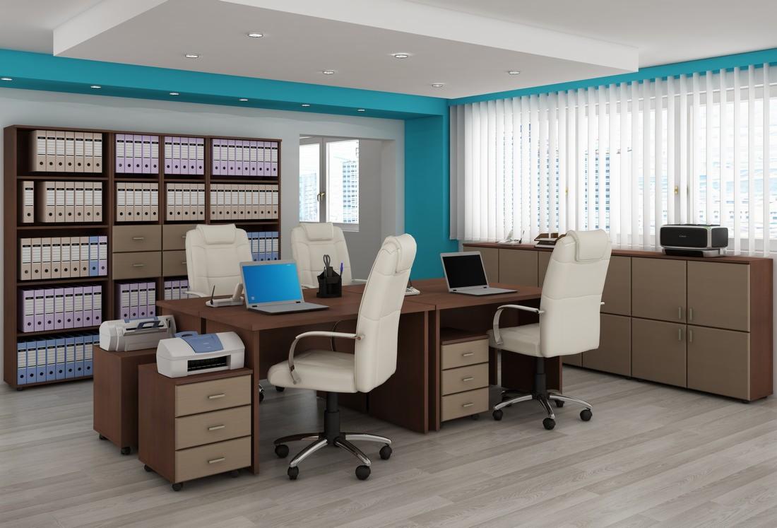 Biuro z brązowym biurkiem, białymi krzesłami, regałem na dokumenty i szafkami pod oknem z żaluzjami.