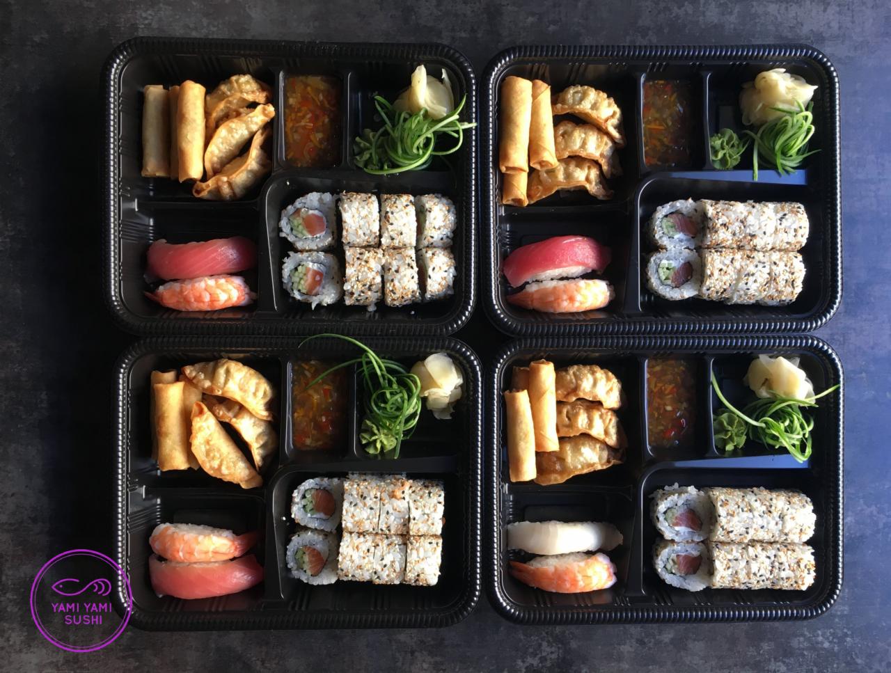 Cztery czarne pojemniki z różnorodnym sushi, sajgonkami, pierożkami gyoza, imbirem i sosem, ułożone na szarym tle, z logo Yami Yami Sushi w lewym dolnym rogu.