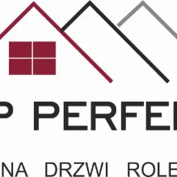 Logo firmy AP PERFEKT oferującej okna, drzwi i rolety. Logo przedstawia trzy stylizowane dachy w kolorach bordo, czarnym i szarym, z oknem w kolorze bordo w pierwszym dachu.