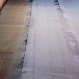 Przygotowanie podłoża pod wylewkę w nowym budynku z pustaków ceramicznych, widoczne warstwy izolacji i folii.