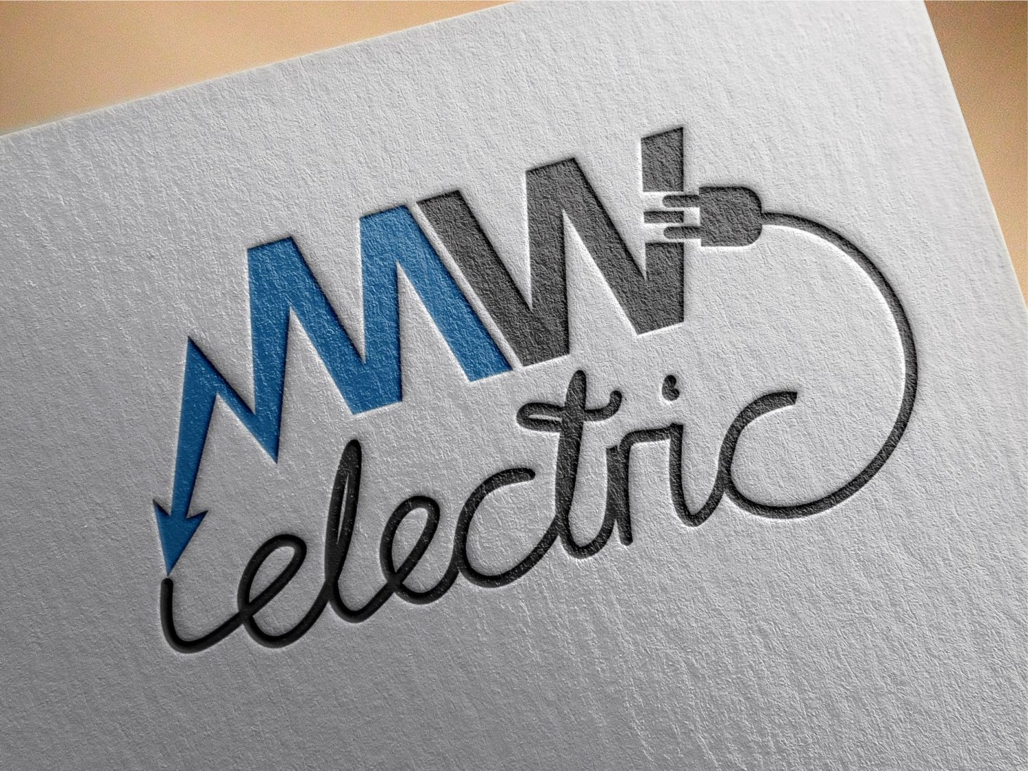 Logo firmy elektrycznej MW Electric z symbolem błyskawicy i wtyczki, wytłoczone na fakturowanym papierze.