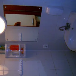 Łazienka w Warlubiu z białą umywalką, lustrem z drewnianą ramą i półką z kosmetykami, sfotografowana pod nietypowym kątem.