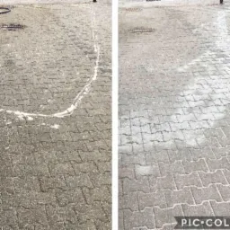 Porównanie kostki brukowej przed i po piaskowaniu: wyraźna różnica w czystości i wyglądzie powierzchni.