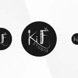 Czarno-białe logo 'KiF Studio' z motywem grzebienia i nożyczek fryzjerskich, prezentowane w trzech rozmiarach na jasnym tle.