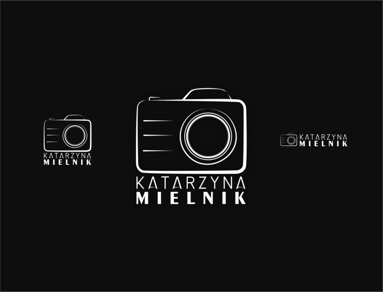 Minimalistyczne logo z motywem aparatu fotograficznego i nazwą 'Katarzyna Mielnik' w kolorze białym na czarnym tle, prezentowane w trzech wariantach wielkości.