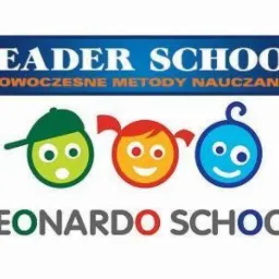 Logo szkoły językowej 'Leader School Leonardo School' z trzema kolorowymi postaciami: zielony chłopiec w czapce, pomarańczowa dziewczynka z kokardami i niebieska postać z zawijasem.