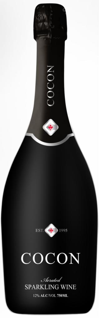 Elegancka, czarna butelka białego wina musującego marki COCON, z srebrnymi akcentami i logo w kształcie rombu z czerwonym kwiatem, na białym tle.