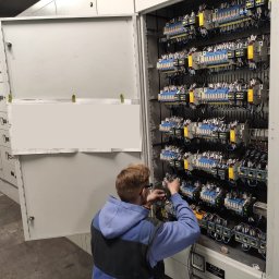 Wykonywanie przeróbek szaf sterowniczych.