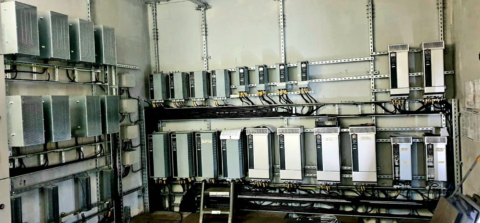 Montaż kilkudziesięciu falowników, sterujących pracą taśmociągów.