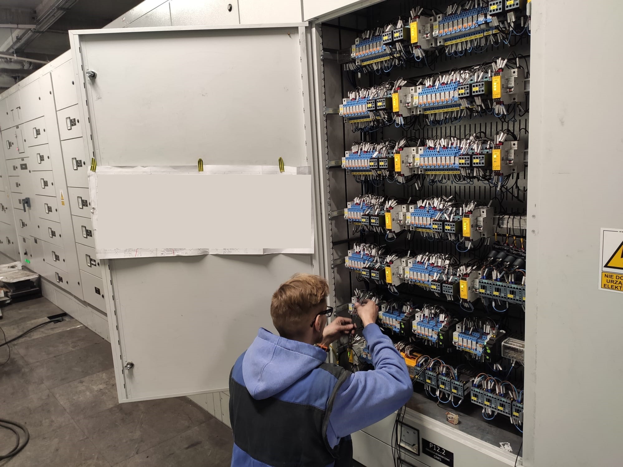 Wykonywanie przeróbek szaf sterowniczych.