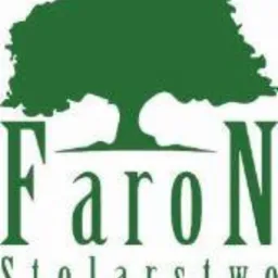 Logo firmy stolarskiej Faron z zielonym drzewem i napisem 'Stolarstwo 1956' w dolnej części.